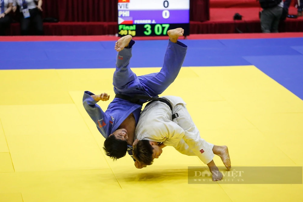 VĐV Lê Anh Tài quật ngã đối thủ trong trận chung kết hạng dưới 90kg tại SEA Games 31