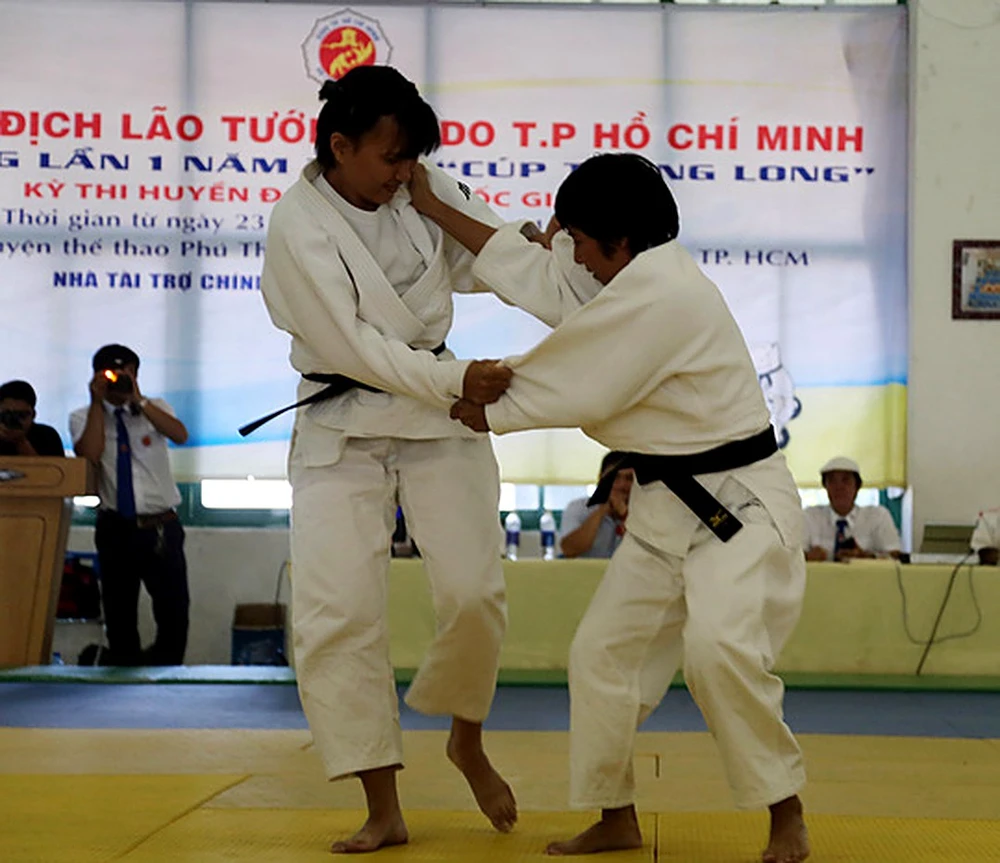 Hai võ sĩ thi đấu tại Giải Judo lão tướng TP. Hồ Chí Minh