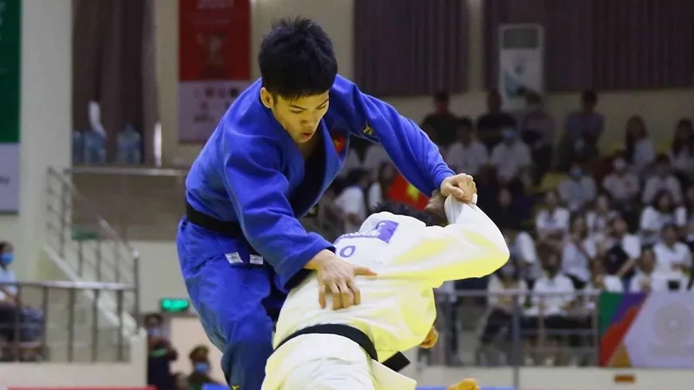 Một pha thi đấu Judo nam trên thảm đấu